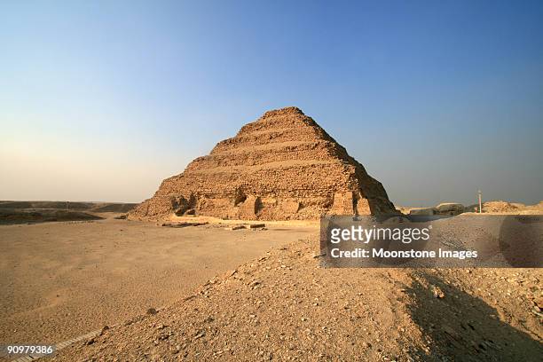 piramide a gradoni di zoser in saqqara, egitto - saqqara foto e immagini stock