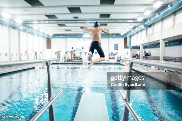 ragazzo in piscina su trampolino - cuffia da nuoto foto e immagini stock