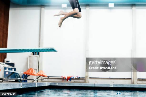 junge im pool auf sprungbrett - sprungturm stock-fotos und bilder