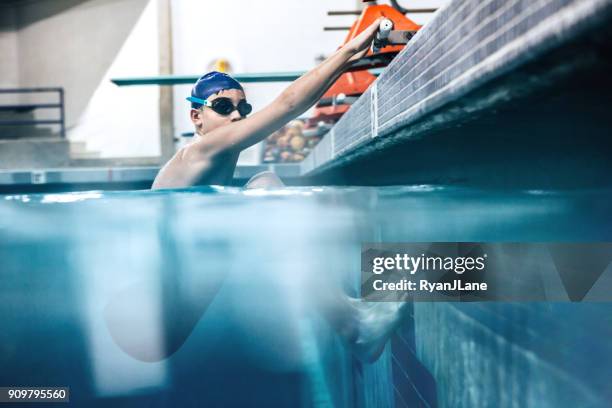 niño en la piscina para la práctica de la natación - torneo de natación fotografías e imágenes de stock