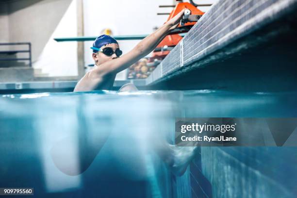 pojke i poolen för swim praktiken - swimming tournament bildbanksfoton och bilder