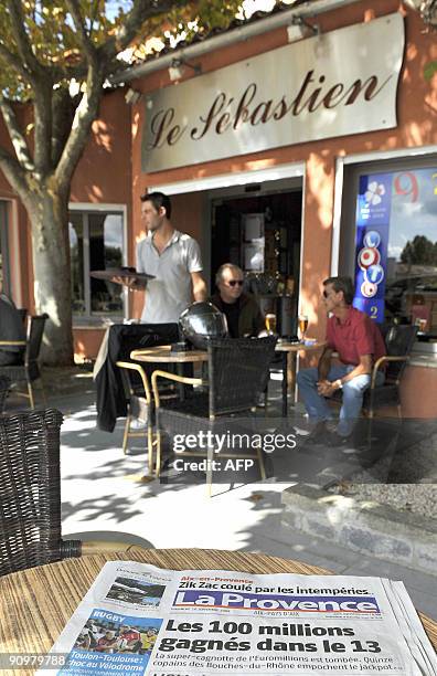 Des clients consomment à la terrasse du bar-tabac "Le Sébastien", le 20 septembre 2009 à Venelles, où le bulletin gagnant de la cagnotte de 100...