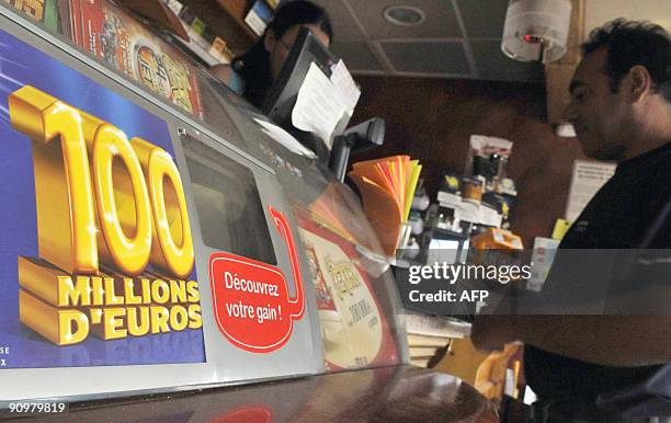 Une personne effectue un achat dans le bar-tabac "Le Sébastien", le 20 septembre 2009 à Venelles, où le bulletin gagnant de la cagnotte de 100...