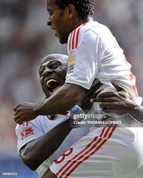 Hamburg's Brazilian midfielder Ze Roberto celebrate his goal with Hamburg's French midfielder Guy Demel during the German first division Bundesliga...