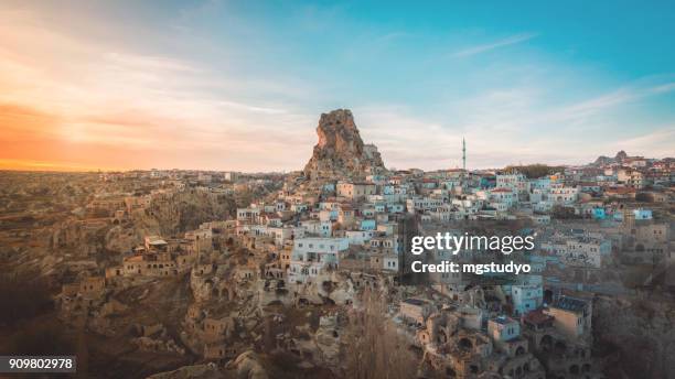 ortahisar höhlenstadt in kappadokien, türkei bei sonnenuntergang - göreme stock-fotos und bilder