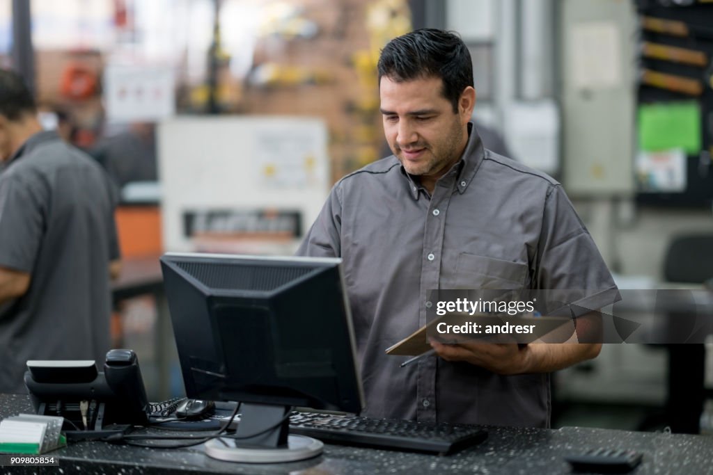 Homem trabalhando em uma loja de ferragens