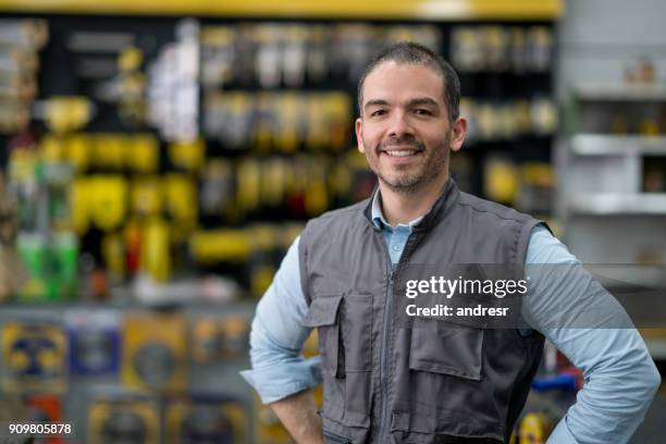 hombre trabajando en una ferretería - salesman fotografías e imágenes de stock