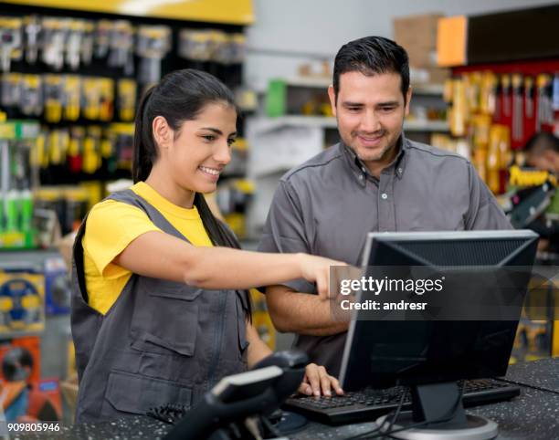 personas que trabajan en una tienda de hardware - friendly salesman fotografías e imágenes de stock