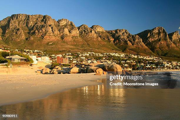 twelve apostles na baía de camps, cidade do cabo áfrica do sul - camps bay imagens e fotografias de stock