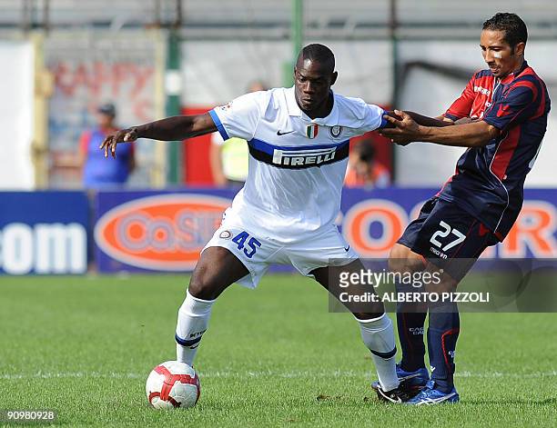 Cagliari's Brazilian forward Jeda Capucho Neves fights for the ball with Inter Milan's forward Mario Balotelli during their Italian serie A football...