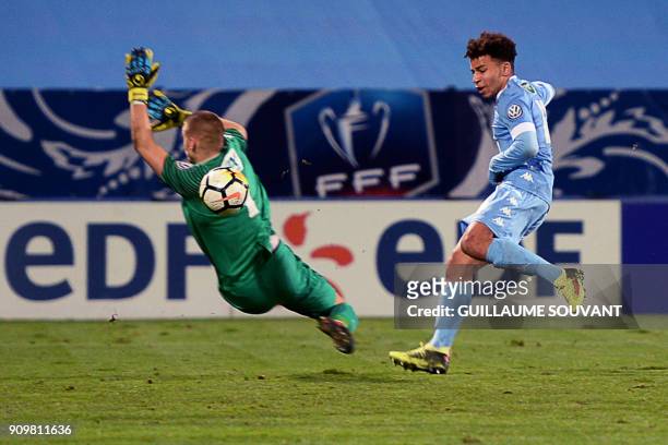 Tours's French midfielder Stefano Caille vies for the ball with Metz' French goalkeeper Quentin Beunardeau during the French Cup round of 16 football...