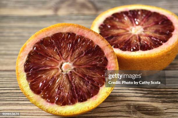 sliced blood orange - bloedsinaasappel stockfoto's en -beelden