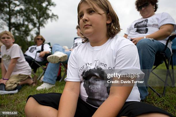 Wearing a t-shirt honoring actor Patrick Swayze, Kendra Spann waits for a memorial service for the recently deceased Swayze on September 19 in Lake...