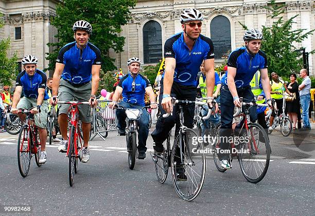 Jason Kenny, Chris Hoy, Jamie Staff, Gethin Jones and Ross Edgar participate in the Skyride on The Mall on September 20, 2009 in London, England. The...