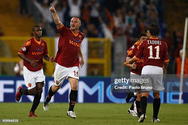 Daniele De Rossi of AS Roma celebrates after scoring the 3:0 goal during the Serie A match between AS Roma and ACF Fiorentina at Olimpico Stadium on...