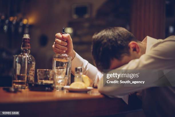 starker alkoholkonsum in der bar - alcoholic stock-fotos und bilder