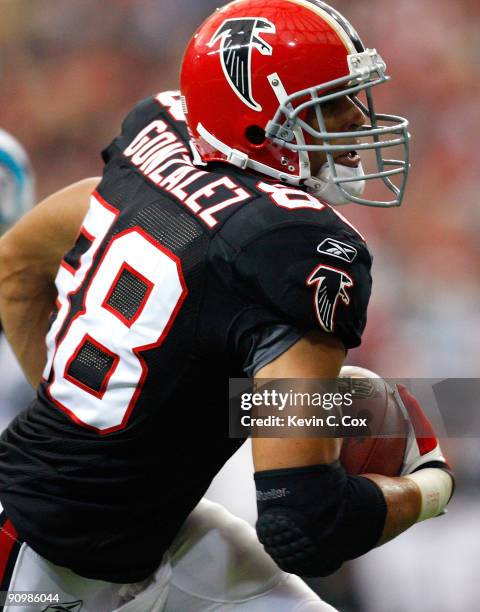 Tony Gonzalez of the Atlanta Falcons rushes upfield against the Carolina Panthers at Georgia Dome on September 20, 2009 in Atlanta, Georgia.