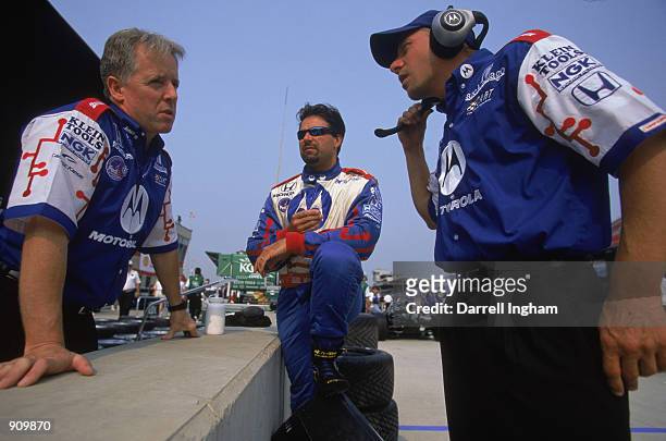 Team Motorola members Eddie Jones, Michael Andretti and John Cummiskey discuss the race before the Grand Prix of Chicago round 7 of the CART FedEx...