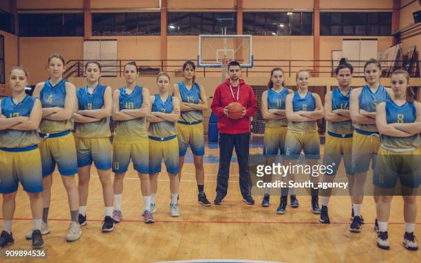 frauen-basketball-team - basketballmannschaft stock-fotos und bilder