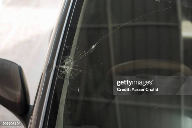 broken car window - parabrisas fotografías e imágenes de stock