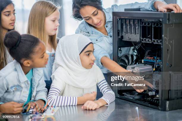 olhando para dentro de um computador - women in stem - fotografias e filmes do acervo