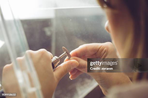 femme faisant des prothèses dentaires - bridge stock photos et images de collection