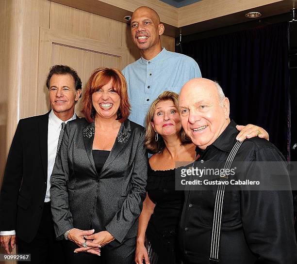 Members of The Manhattan Transfer Alan Paul, Cheryl Bentyne, Janis Siegel and Tim Hauser pose with Kareem Abdul-Jabbar at the Blue Note Jazz Club on...
