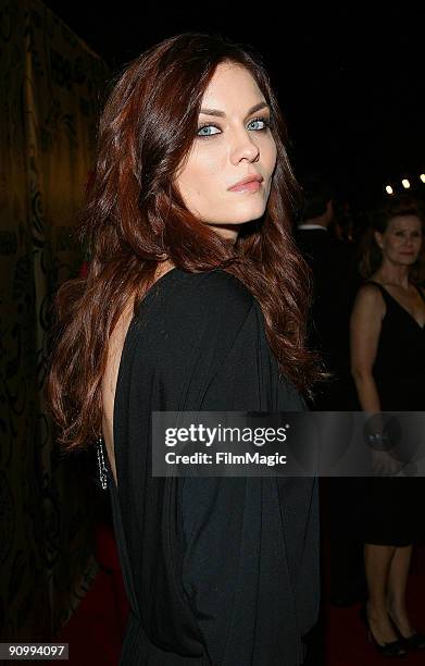 Actress Jodi Lyn O'Keefe arrives on the red carpet at HBO's post Emmy Awards reception at Pacific Design Center on September 20, 2009 in West...