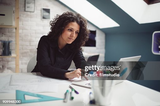 Arquiteto feminino no trabalho Arquiteto feminino no trabalho