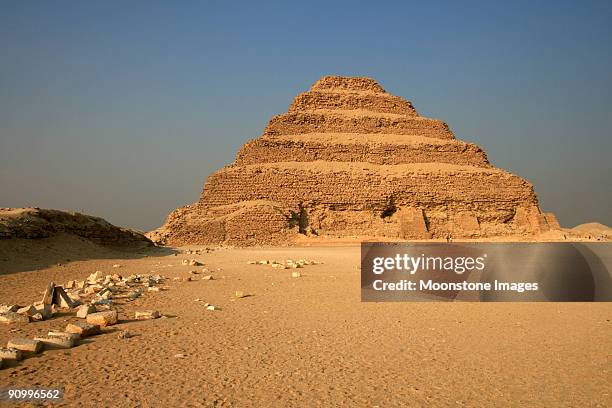 piramide a gradoni di zoser in saqqara, egitto - saqqara foto e immagini stock