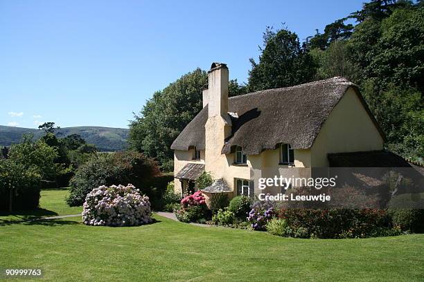 cabaña de estilo inglés en el país - casita de campo fotografías e imágenes de stock