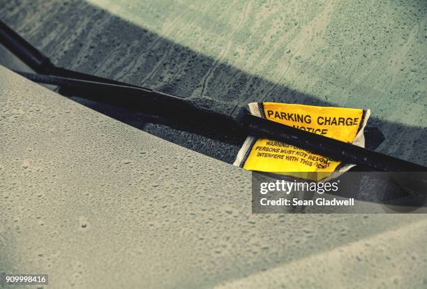 parking charge - parkvergehen-strafzettel stock-fotos und bilder