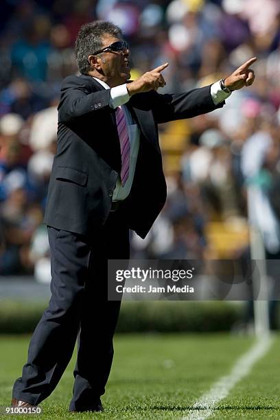 Carlos Reynoso head coach of Queretaro during the match against Aguilas del America for the Mexican League Apertura 2009 at the La Corregidora...