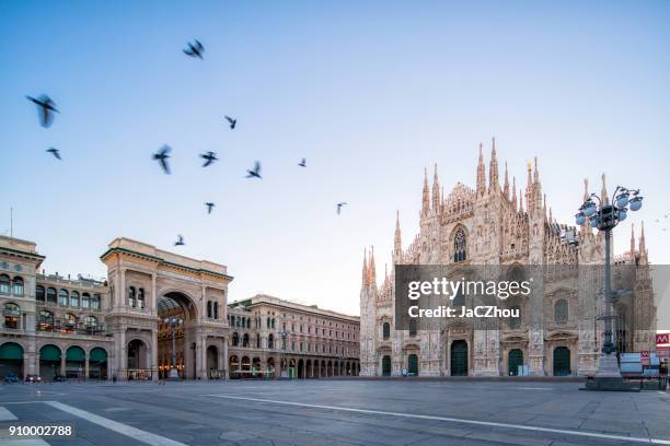 la piazza del duomo al amanecer - milano fotografías e imágenes de stock