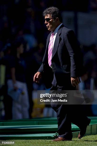 Carlos Reynoso head coach of Queretaro during the match against Aguilas del America for the Mexican League Apertura 2009 at the La Corregidora...