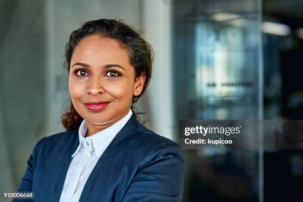 ik heb mijn merk in de wereld van de uitvoerend - female suit stockfoto's en -beelden