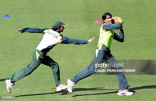 Pakistan's Imran Nazir and Mohammad Aamer play a warm up game prior to a training session at Wanderers in Johannesburg on September 21, 2009. The...