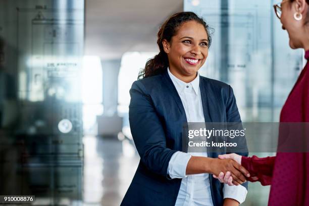 de beste manier om succes is via uw netwerk - business people handshake stockfoto's en -beelden