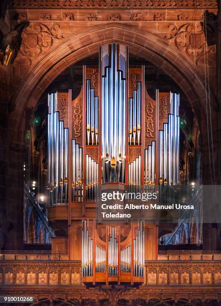 england, manchester cathedral, pipe organ - church organ fotografías e imágenes de stock