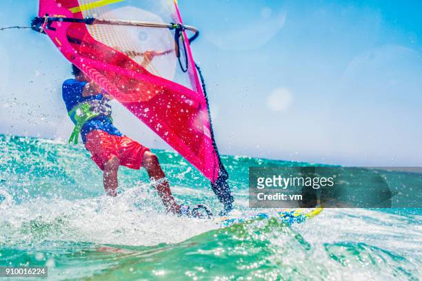 rijden op water - windsurf stockfoto's en -beelden