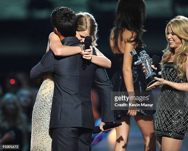 Singer Taylor Swift accepts an award from actor Taylor Lautner and singer Shakira onstage during the 2009 MTV Video Music Awards at Radio City Music...