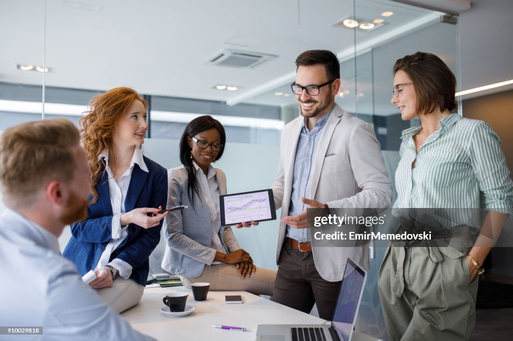 Geschäftsleute, die Diskussion über neue Markt- und Analyse