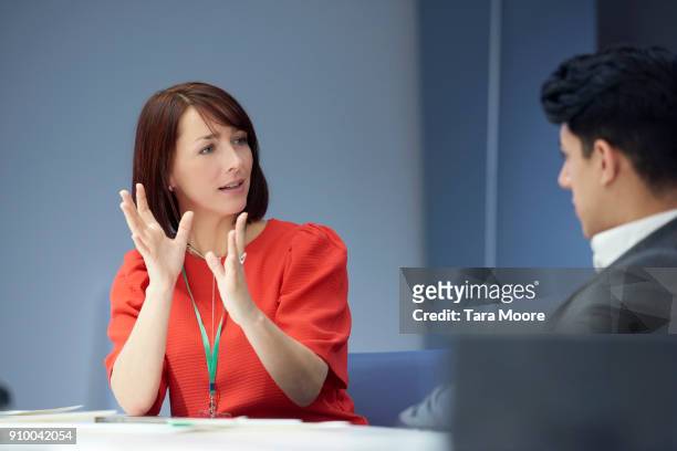 business woman in meeting - esprimere a gesti foto e immagini stock