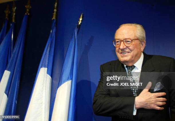Le président du Front national, Jean-Marie Le Pen, main sur le coeur, salue ses militants, le 05 mai 2002 dans sa résidence à Saint-Cloud, où il...
