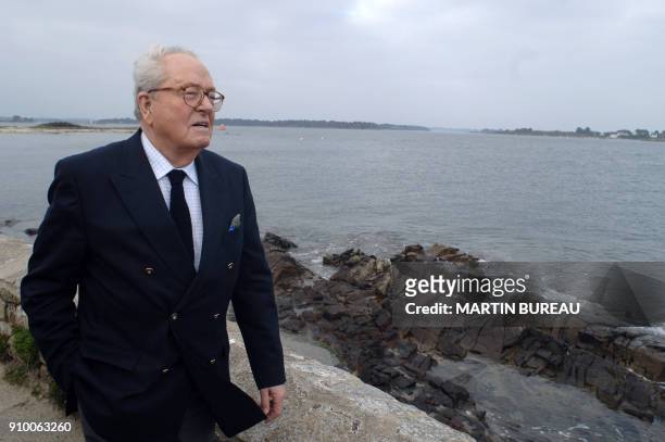 France's far-right Front national party's leader and presidential candidate Jean-Marie Le Pen, walks along the sea shore, 17 March 2007 in...