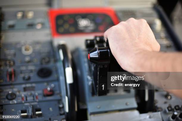 cockpit instrumentenpaneel - propellervliegtuig stockfoto's en -beelden