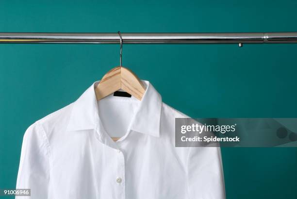 camicia bianca - gruccia appendiabiti foto e immagini stock