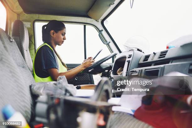 werknemers in de bouw in australische in bouwplaats werken en doen taken. - pick up truck stockfoto's en -beelden