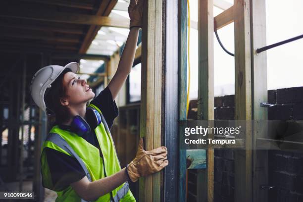 werknemers in de bouw in australische in bouwplaats werken en doen taken. - australia women stockfoto's en -beelden
