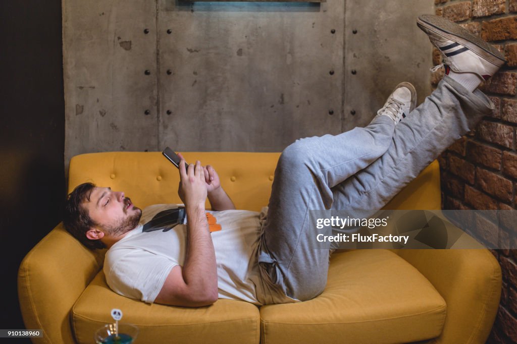 Mann auf dem Sofa ausruhen